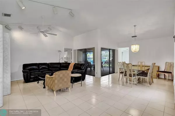 Deerfield Beach, FL 33442,609 Deer Creek Lake Point North Ln  #609