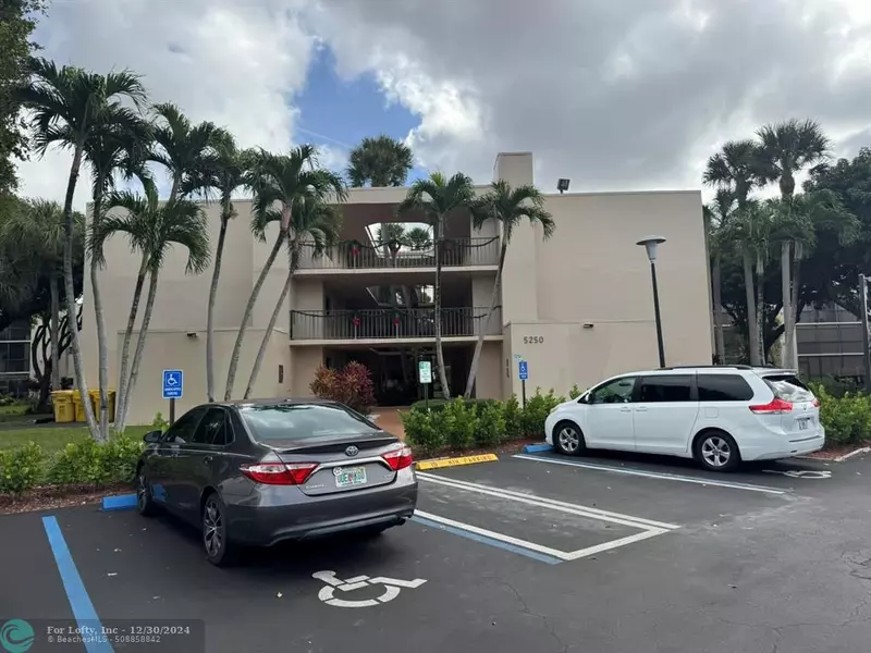 5250 Las Verdes Cir  #224, Delray Beach, FL 33484