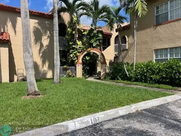 8621 SW 5th St  #107, Pembroke Pines, FL 33025