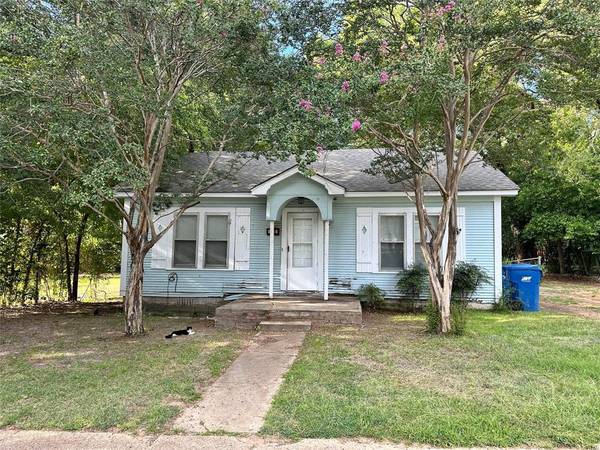 305 E Bradford Street, Troup, TX 75789