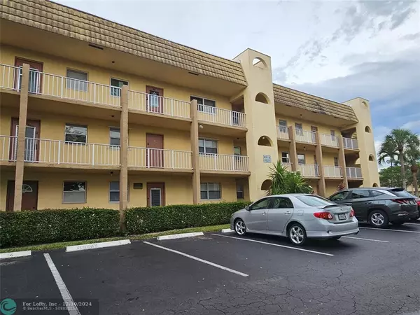 Sunrise, FL 33322,8225 Sunrise Lakes Blvd  #305