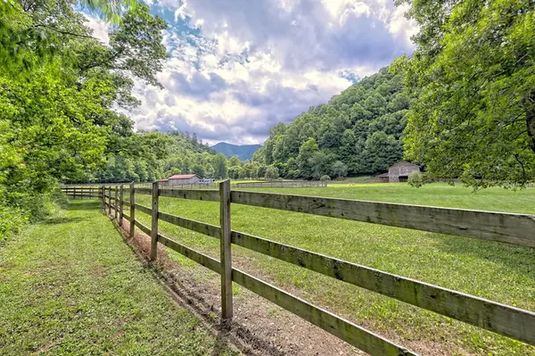 Hayesville, NC 28904,8758 Tusquittee Road