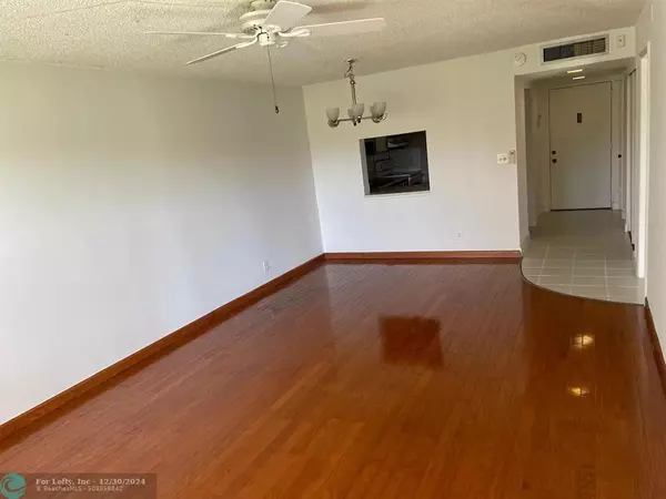 Pompano Beach, FL 33069,2322 S Cypress Bend Dr  #110