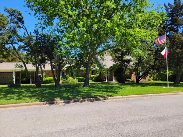 421 Robin Road, Cedar Hill, TX 75104