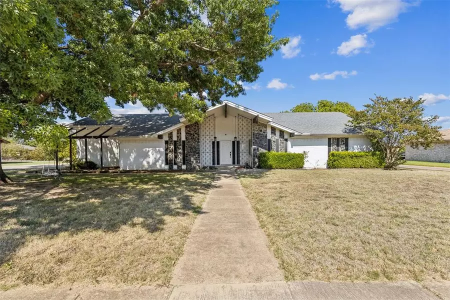 1516 Rockmoor Drive, Edgecliff Village, TX 76134