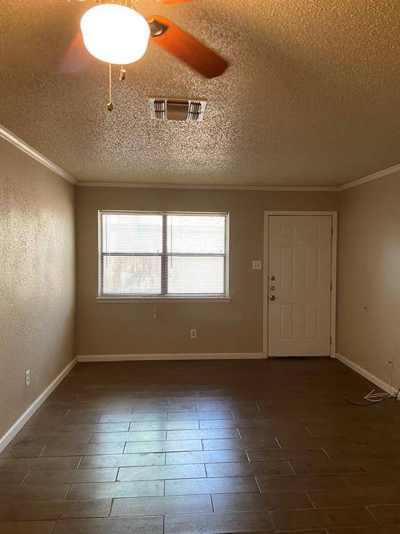 Arlington, TX 76011,805 N Oak Street #108