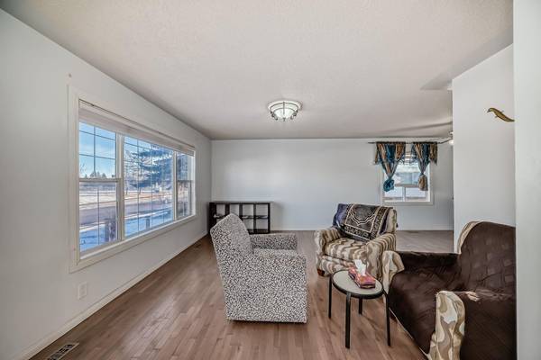 Calgary, AB T3A3Y1,5919 4 AVE Northeast