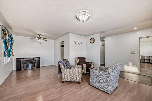 Calgary, AB T3A3Y1,5919 4 AVE Northeast