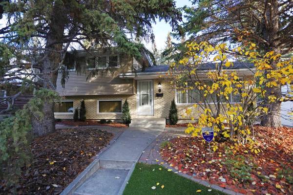 Calgary, AB T3A 0E1,8 Varshaven PL Northwest