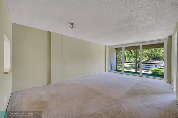 Oakland Park, FL 33309,104 Royal Park Dr  #2B