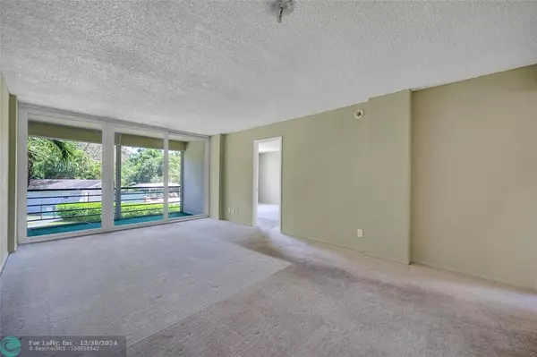 Oakland Park, FL 33309,104 Royal Park Dr  #2B