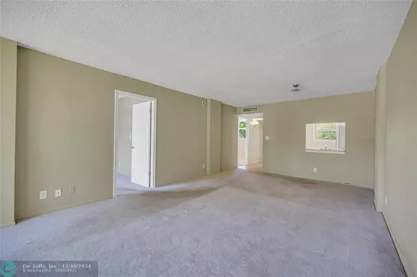 Oakland Park, FL 33309,104 Royal Park Dr  #2B