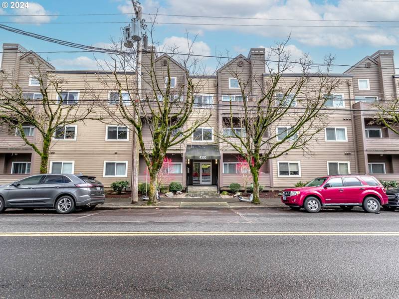 4320 S CORBETT AVE #202, Portland, OR 97239