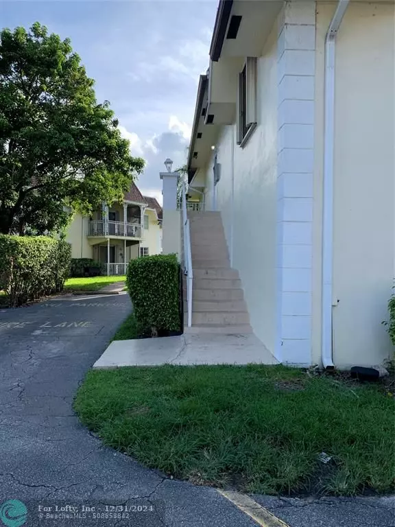 Deerfield Beach, FL 33441,704 SE 2nd Ave  #439