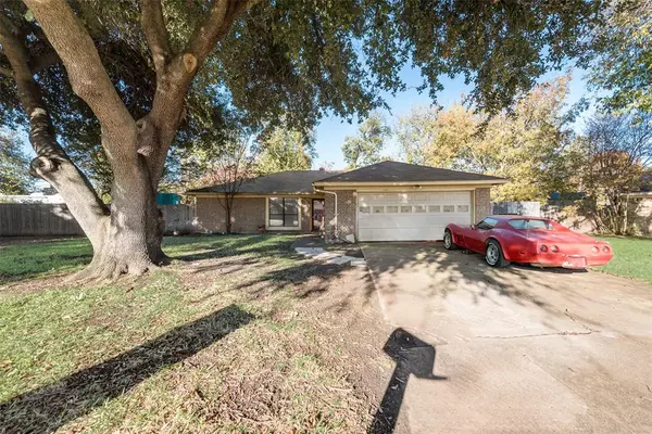 1104 Elderberry Court, Benbrook, TX 76126