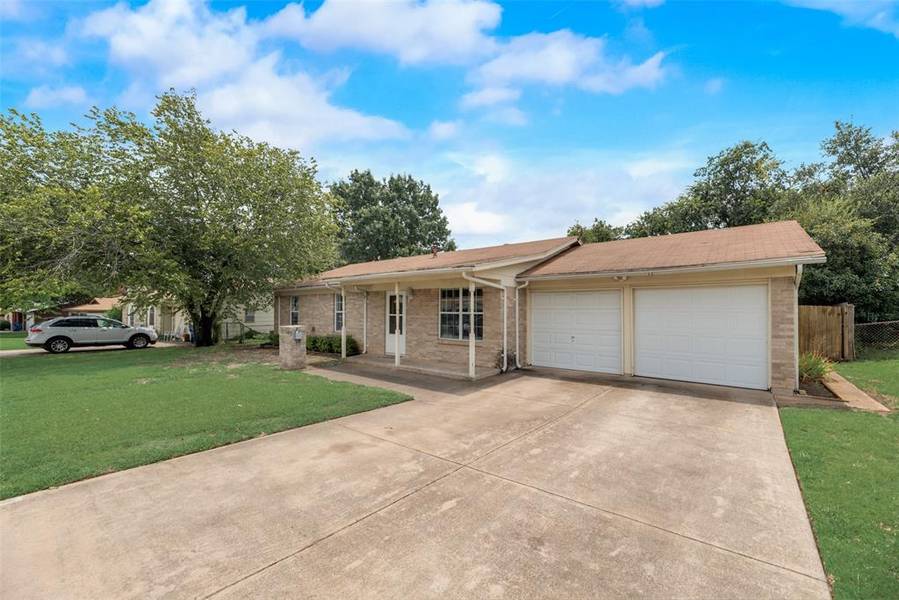 216 E Eller Avenue, Crowley, TX 76036