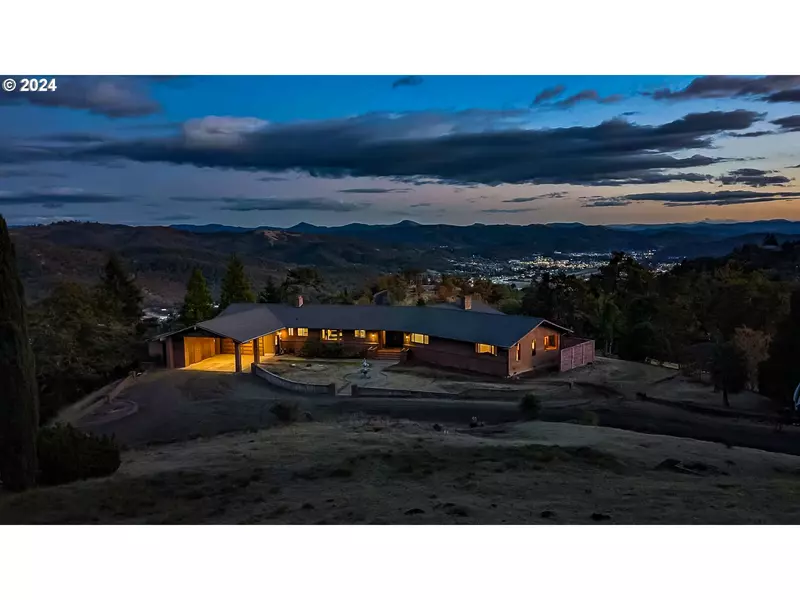 2467 MOOREA DR, Roseburg, OR 97471