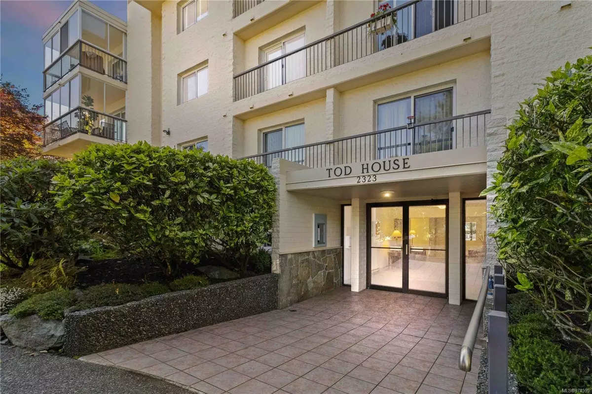 Oak Bay, BC V8R 2N1,2323 Hamiota St #301