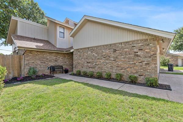 105 Yorkshire Court, Euless, TX 76040