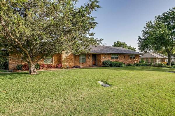 411 Country Club Drive, Joshua, TX 76058