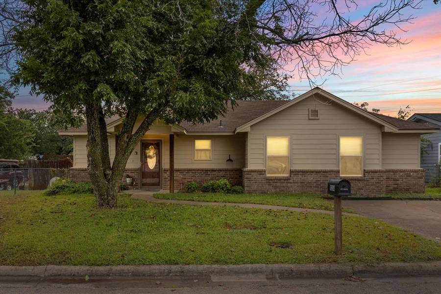 1004 Valley View Street, Granbury, TX 76048