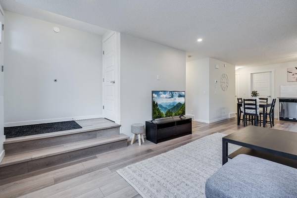 Calgary, AB T3M 3K8,343 Cranbrook SQ Southeast