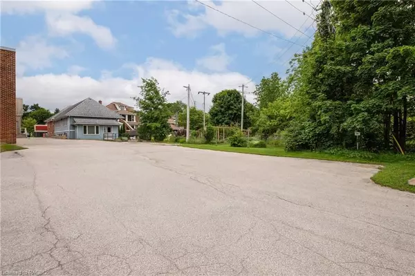 Owen Sound, ON N4K 2G8,612 2ND AVE E