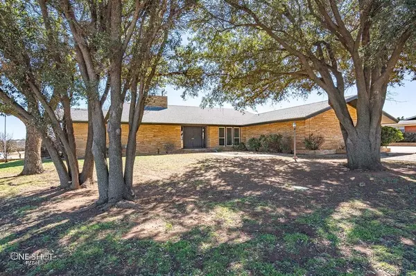 1908 Country Club Drive, Sweetwater, TX 79556