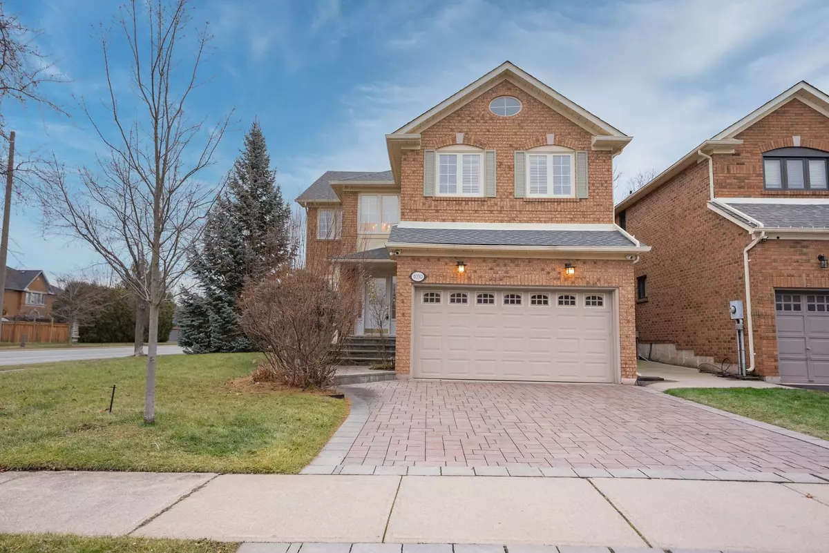 Oakville, ON L6M 3K5,1030 Old Oak DR