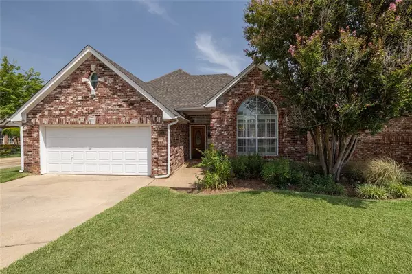 3227 Village Oak Drive, Arlington, TX 76017