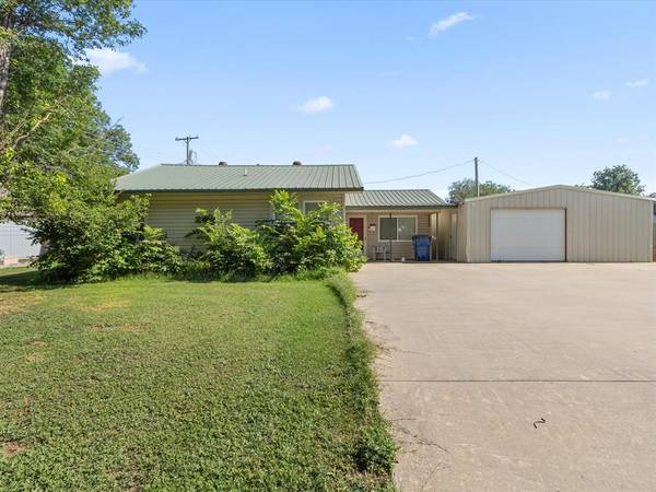 206 E Apache Street, Lindsay, OK 73052