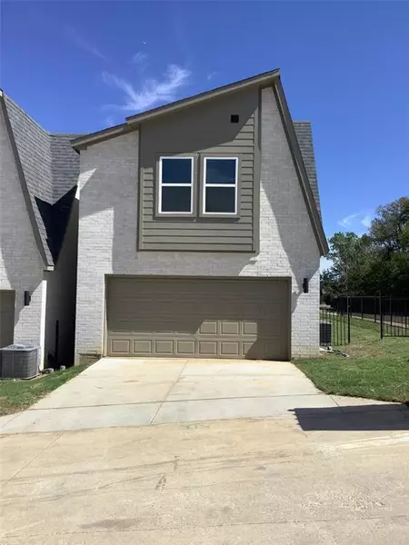 318 Oakbend Drive, Lewisville, TX 75067