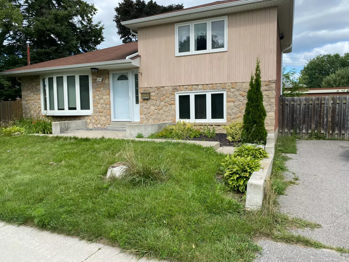 Whitby, ON L1N 1Y5,251 Lupin DR #Upper