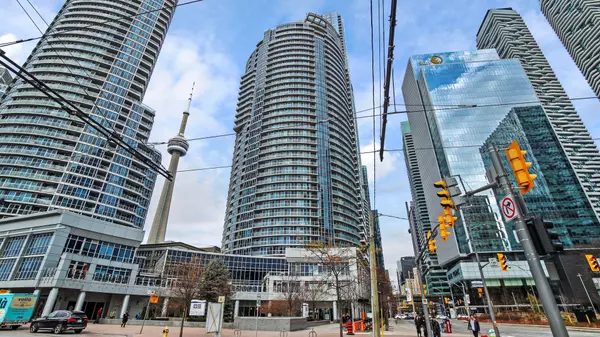 8 York ST #2404, Toronto C01, ON M5J 1R2