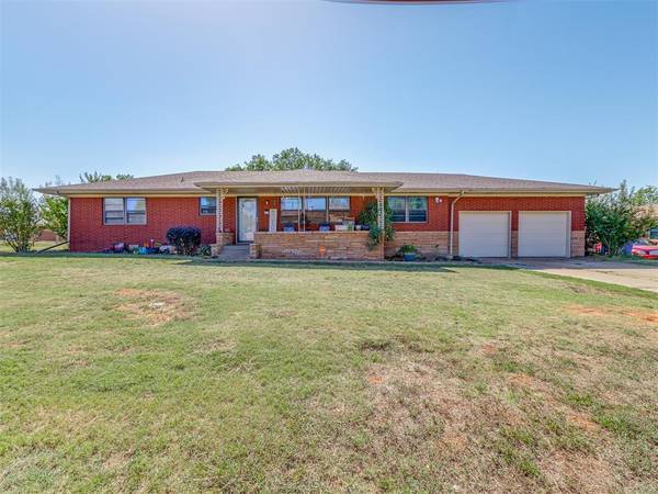 317 Oakwood Drive, Lindsay, OK 73052