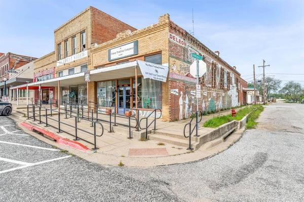 166 N Texas Street, De Leon, TX 76444