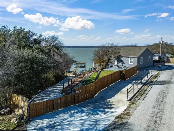 Lake Bridgeport, TX 76426,411 N Lake Shore Circle