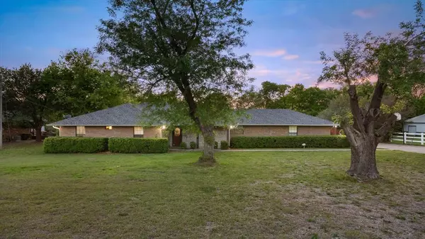 801 Little Creek Trail, Oak Leaf, TX 75154