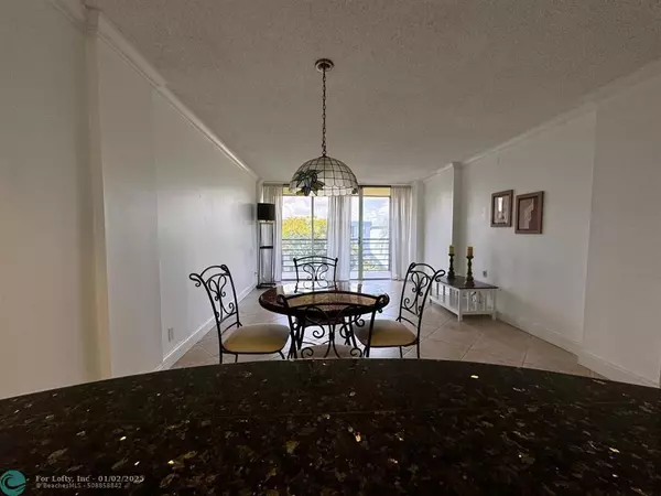 Oakland Park, FL 33309,117 Royal Park Dr  #4D