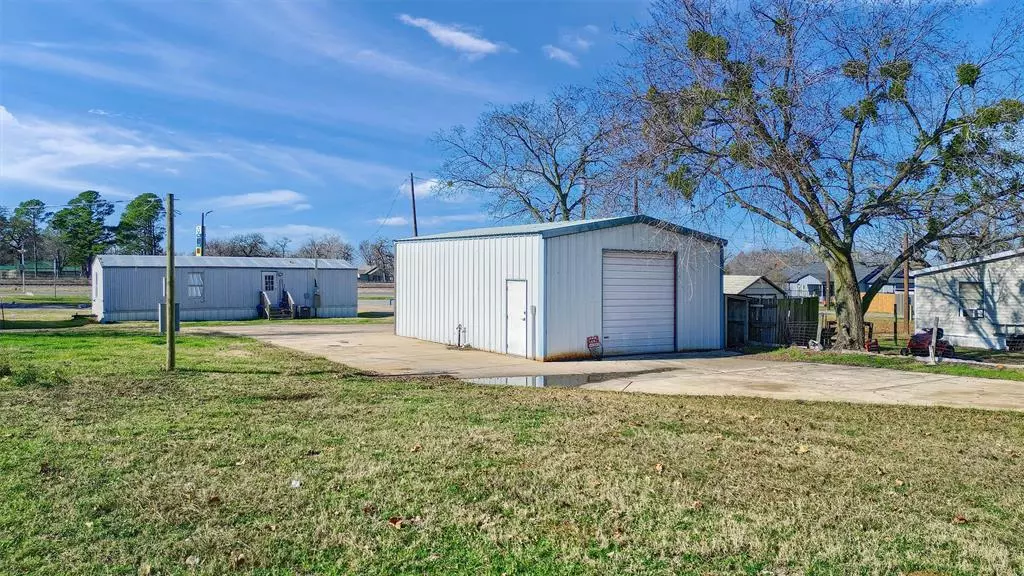 302 N Main Street, Collinsville, TX 76233