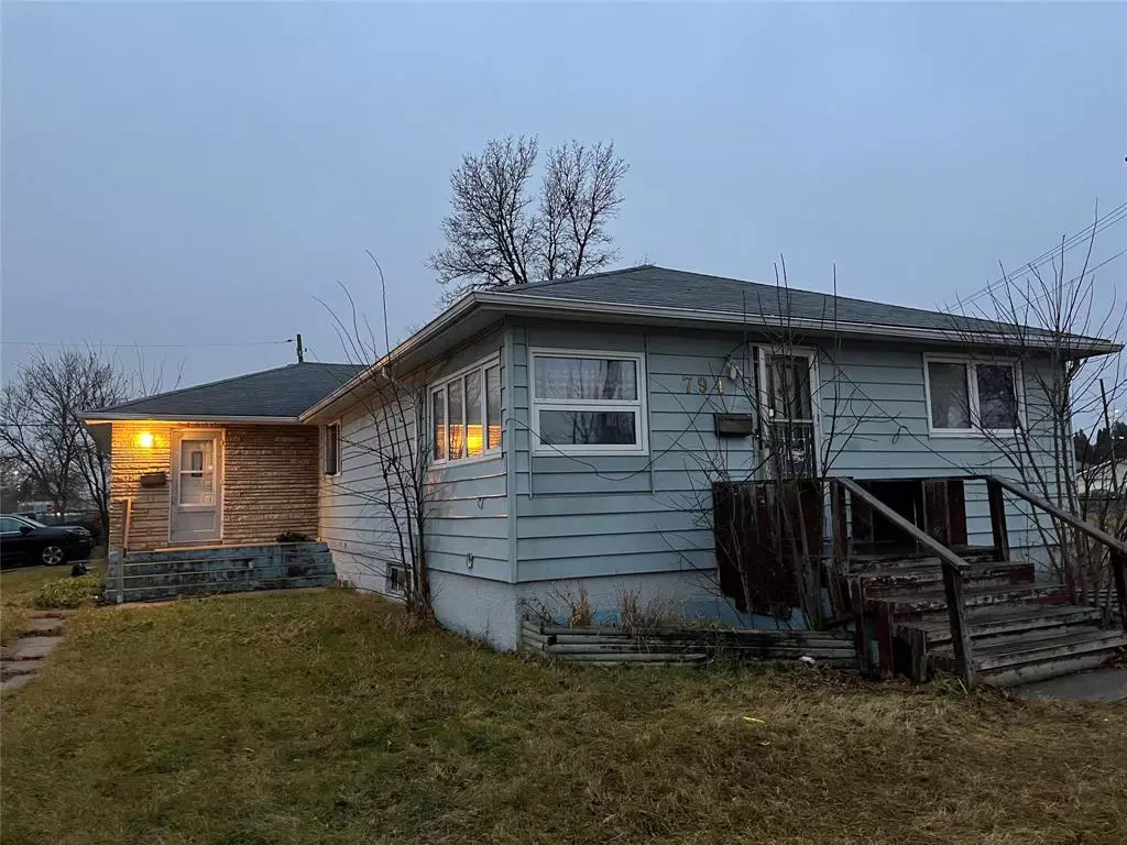 Winnipeg, MB R2X 1K1,792 Bannerman AVE