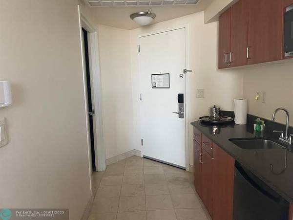 Sunny Isles Beach, FL 33160,18001 Collins Ave  #515