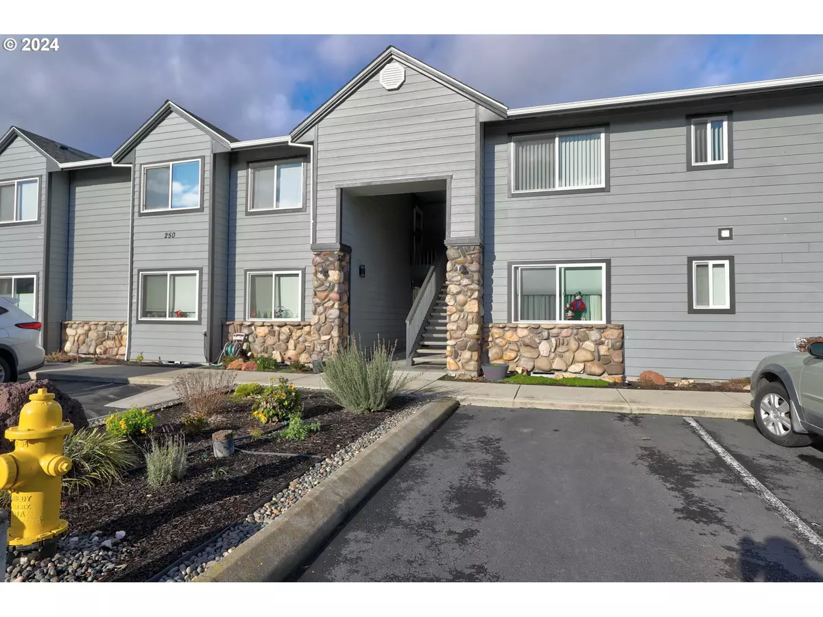 The Dalles, OR 97058,250 LONE PINE LN #7