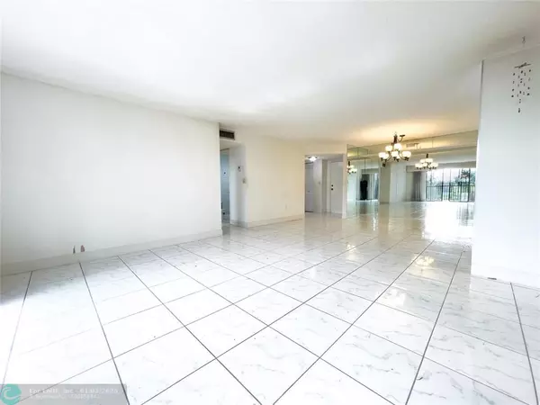 Miami, FL 33179,900 NE 195th St  #312