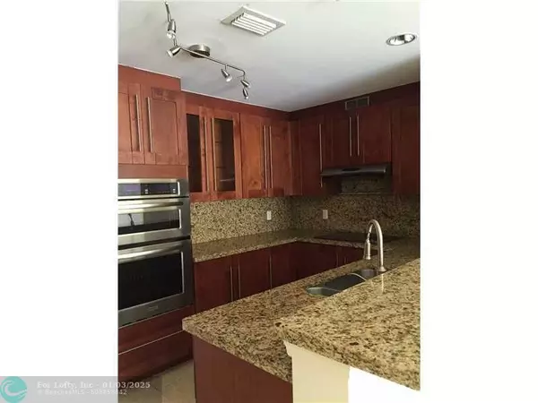 Coral Gables, FL 33134,50 Alhambra Cir  #311