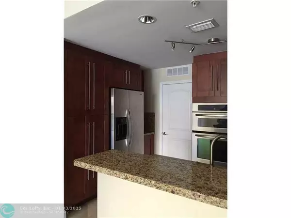 Coral Gables, FL 33134,50 Alhambra Cir  #311