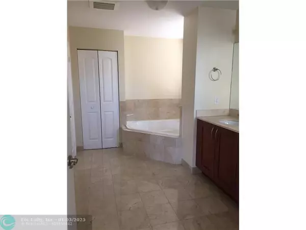 Coral Gables, FL 33134,50 Alhambra Cir  #311