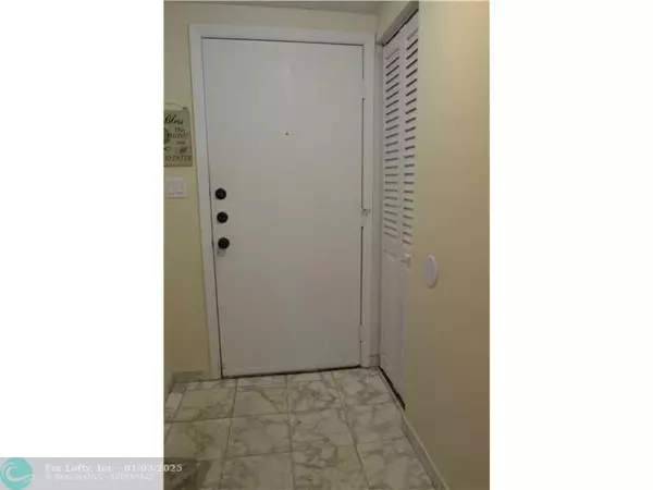 Coconut Grove, FL 33133,2756 Day Ave  #101