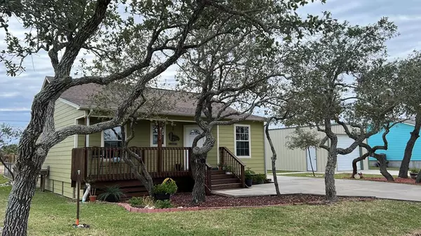 332 CLUB OAK LN, Rockport, TX 78382