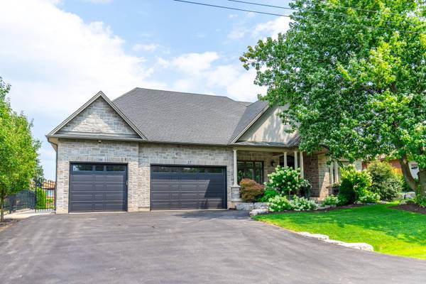 17 McDonald CT, Hamilton, ON L9H 7C3